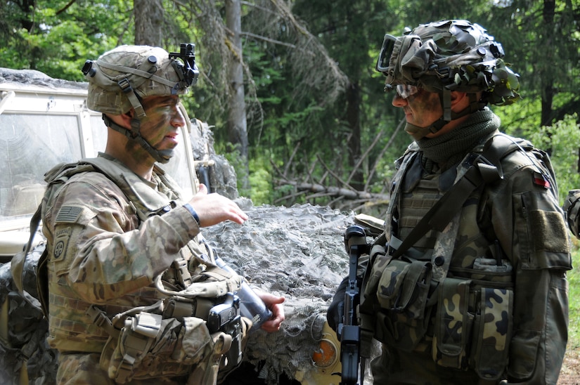 U.S. Army Col. David Gardner  briefs Polish army Maj. Gen. Rajmund T. Andrzejczak