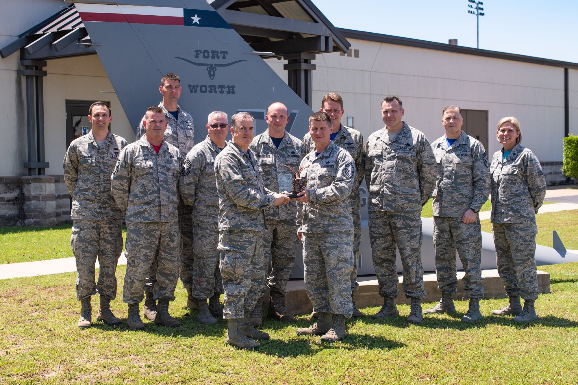 While visiting the 301st Maintenance Squadron, Col. Gregory Jones, 301st Fighter Wing commander, presents Senior Master Sergeant Jason Chandler, 301st MXS Avionics Superintendent, with the wing’s Henry D. Green Award at Naval Air Station Fort Worth Joint Reserve Base, Texas May 6, 2018 for his outstanding service to our communities. (U.S. Air Force photo by Master Sgt. Joshua Woods)