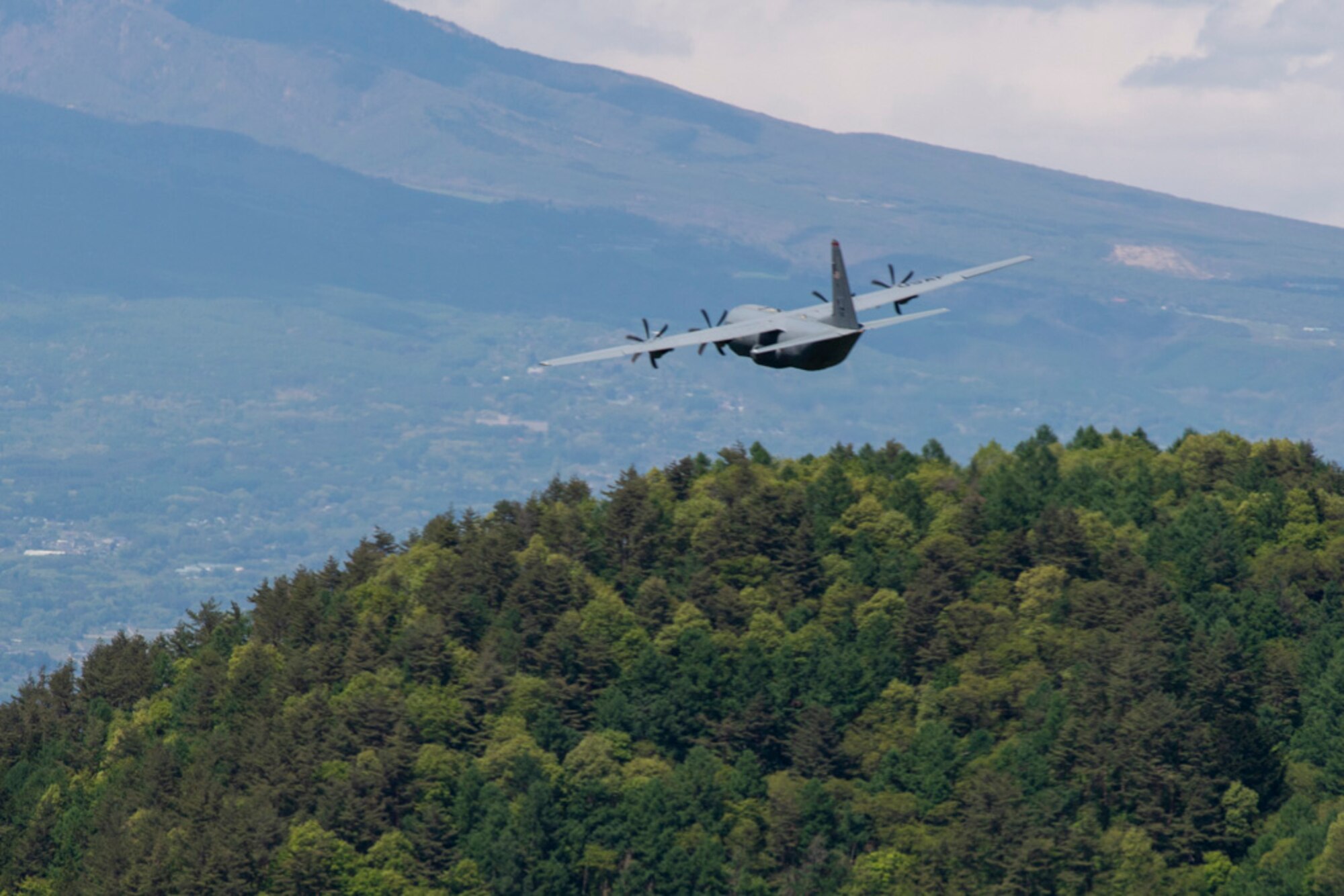 Yokota Airmen team up for airlift surge