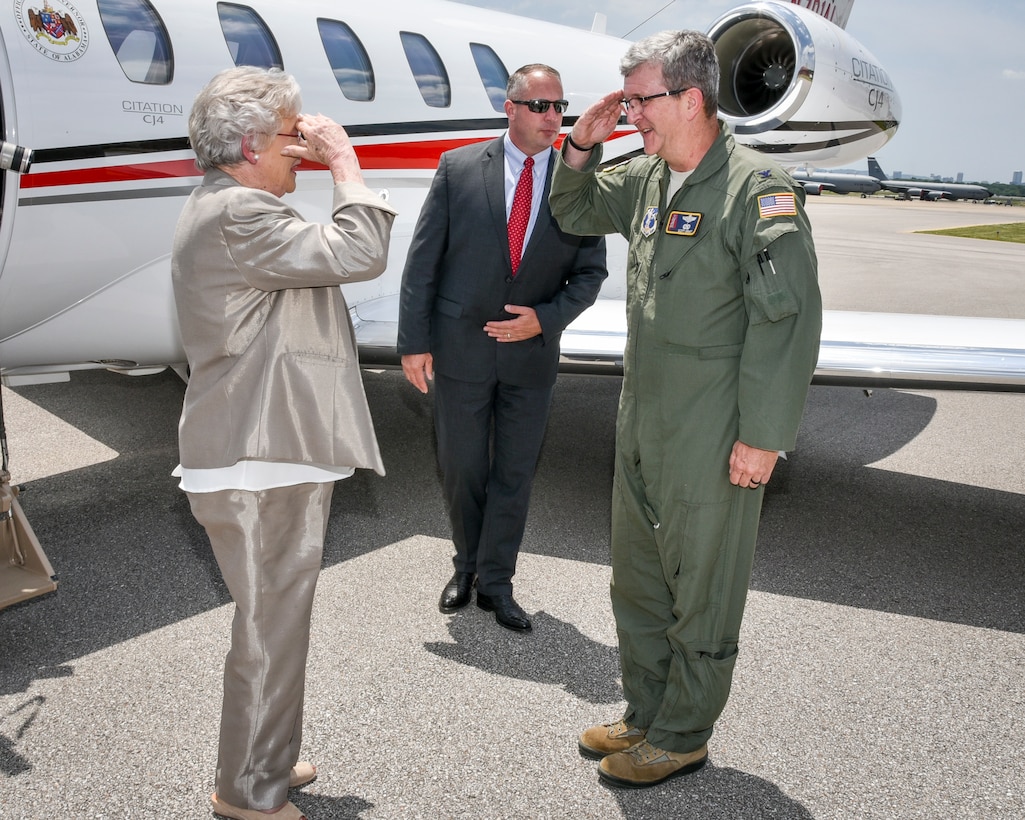 Alabama Governor Visits 117 ARW