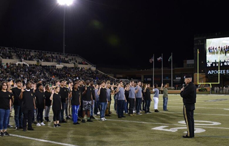 North Texas Recruits Take Oath At Football Game U S Army