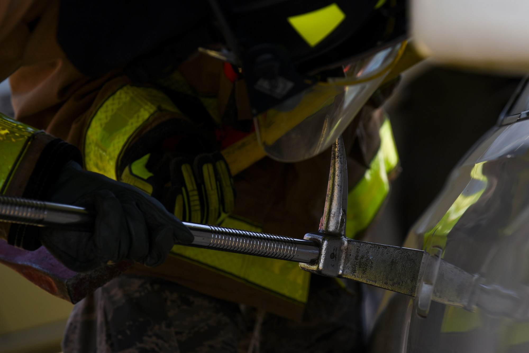 4th CES gets “crash” course in vehicle extrication