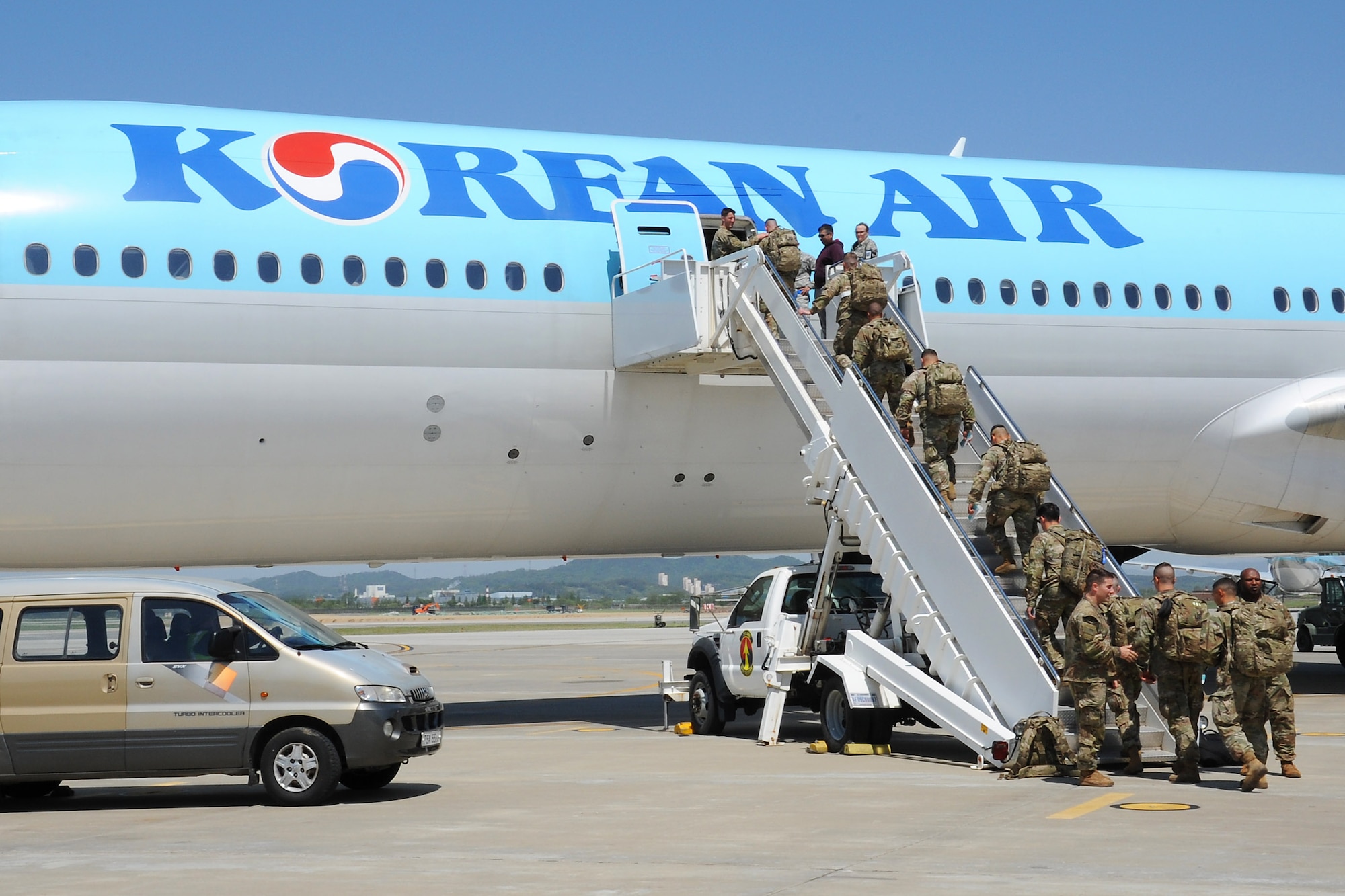U.S. Army Soldiers board a Korean Air Boeing 777 aircraft during the Mutual Airlift Support Agreement (MASA) exercise at Osan Air Base, Republic of Korea May 4, 2018. More than 500 Soldiers boarded the plane as part of the MASA to test interoperability and procedures between the United States military, ROK Air Force and Korean Air Lines. (U.S. Air Force photo by Tech. Sgt. Ashley Tyler)