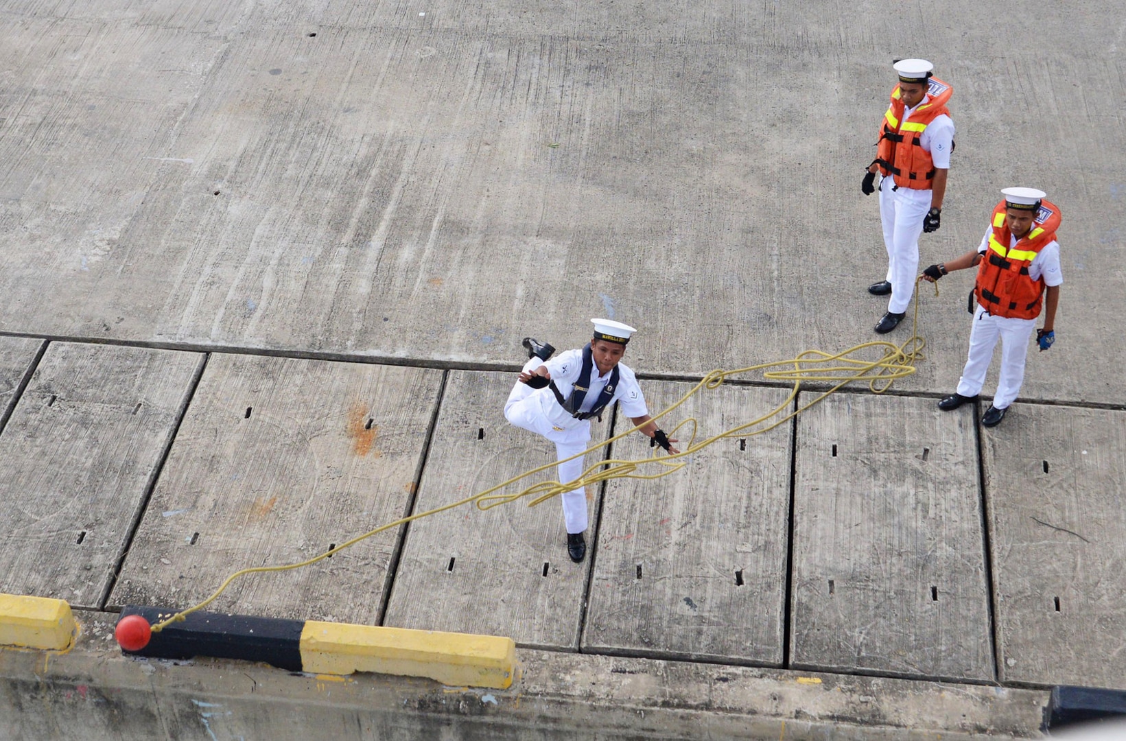 USNS Millinocket and Embarked 7th Fleet staff pulls into Kota Kinabalu