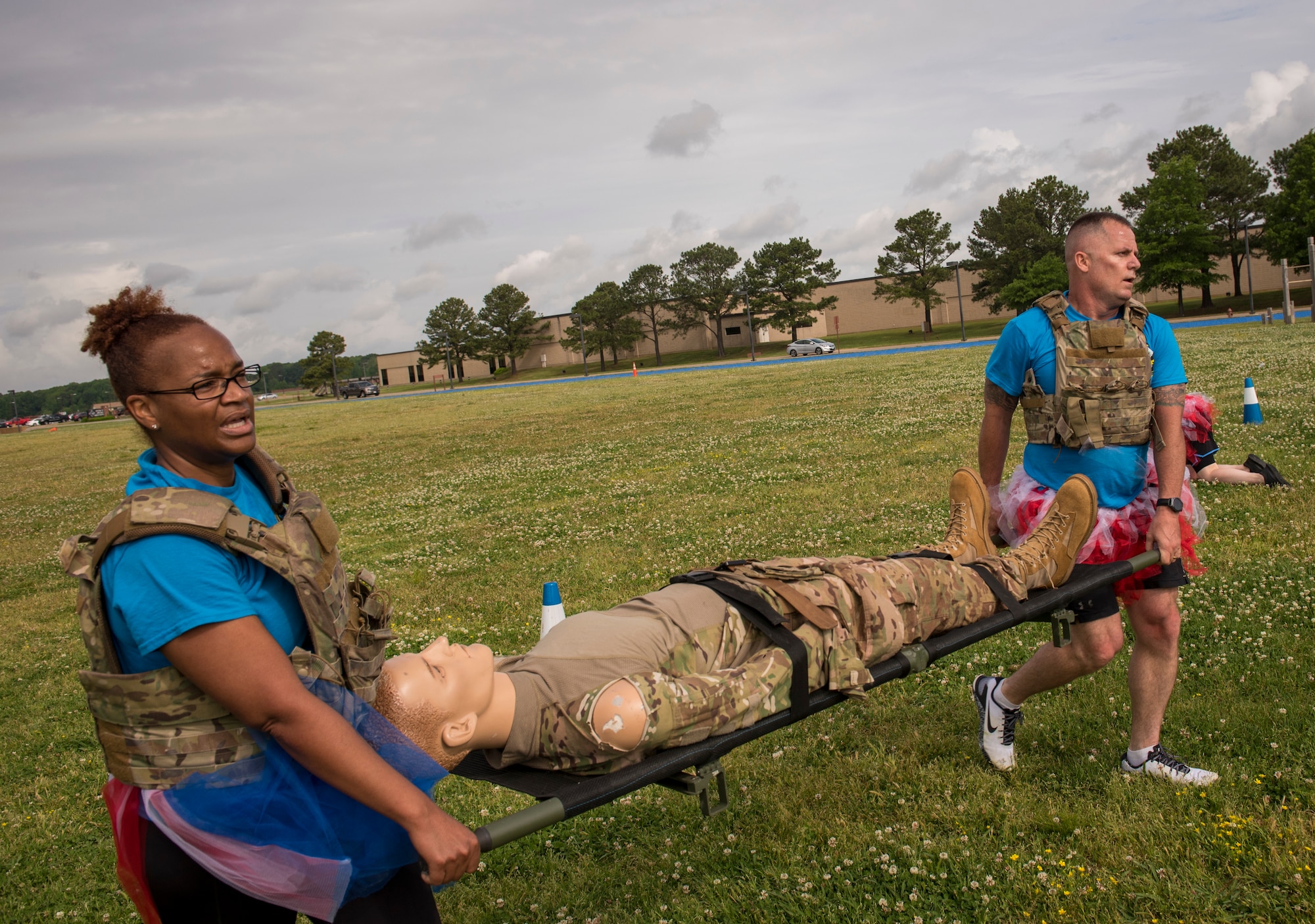 From left, U.S. Air Force Lt. Col. Alisha Smith, 633rd Medical Support Squadron commander, and Maj. Scott Black, 633rd MDSS nutritional medicine flight commander, compete in the National Police Week Defenders’ Challenge at Joint Base Langley-Eustis, Virginia, May 16, 2018.