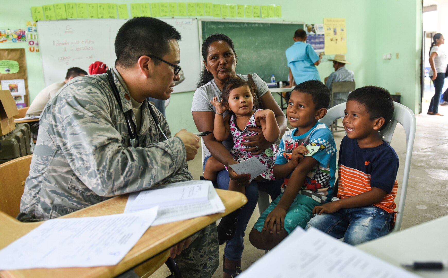 An Air Force doctor talks to a Panamanian family.