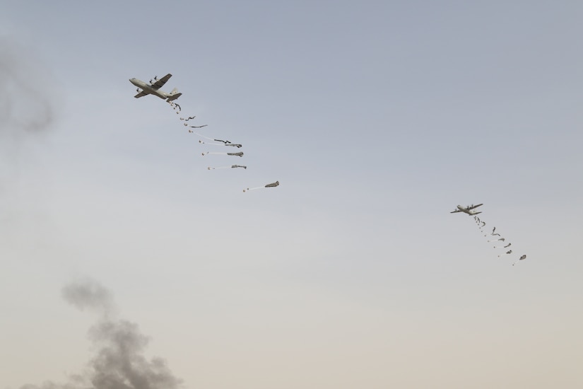 Qatar, U.S. militaries work together to strengthen Qatar C-17 air drop capabilities