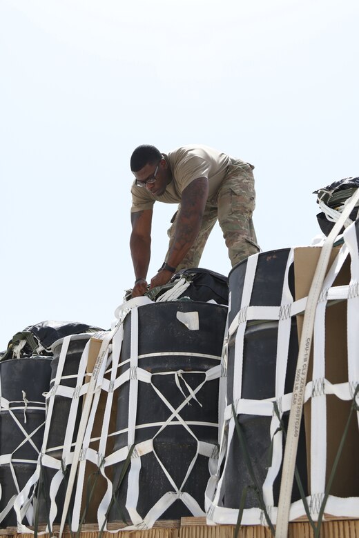 Qatar, U.S. militaries work together to strengthen Qatar C-17 air drop capabilities