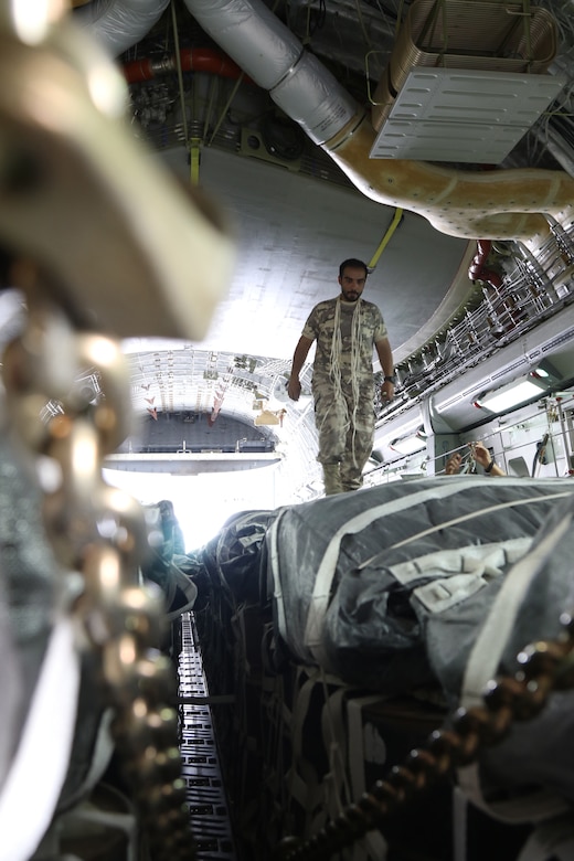 Qatar, U.S. militaries work together to strengthen Qatar C-17 air drop capabilities