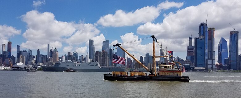 DCV HAYWARD transits New York Harbor alongside the USS Arlington LPD-24 during Fleet Week 2018