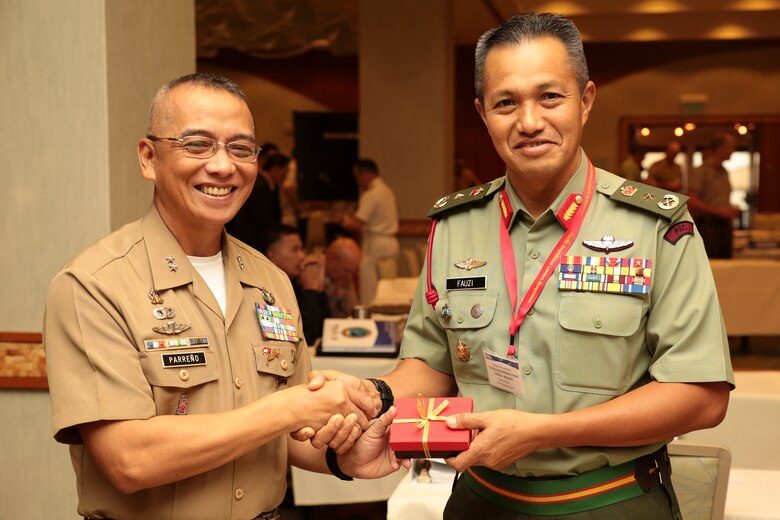 Philippine Marine Corps Maj. Gen. Alvin Parreño, left, commandant of the Philippine Marine Corps and Malaysian Brig. Gen. Tengku Muhammad Fauzi Tengku Ibrahim, Commander 10th Brigade, exchange gifts after the Pacific Amphibious Leaders Symposium in Honolulu, Hawaii, on May 24, 2018.