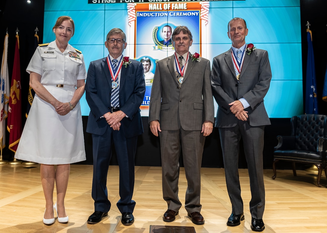 Hall of Fame inductees take photo with installation commander.