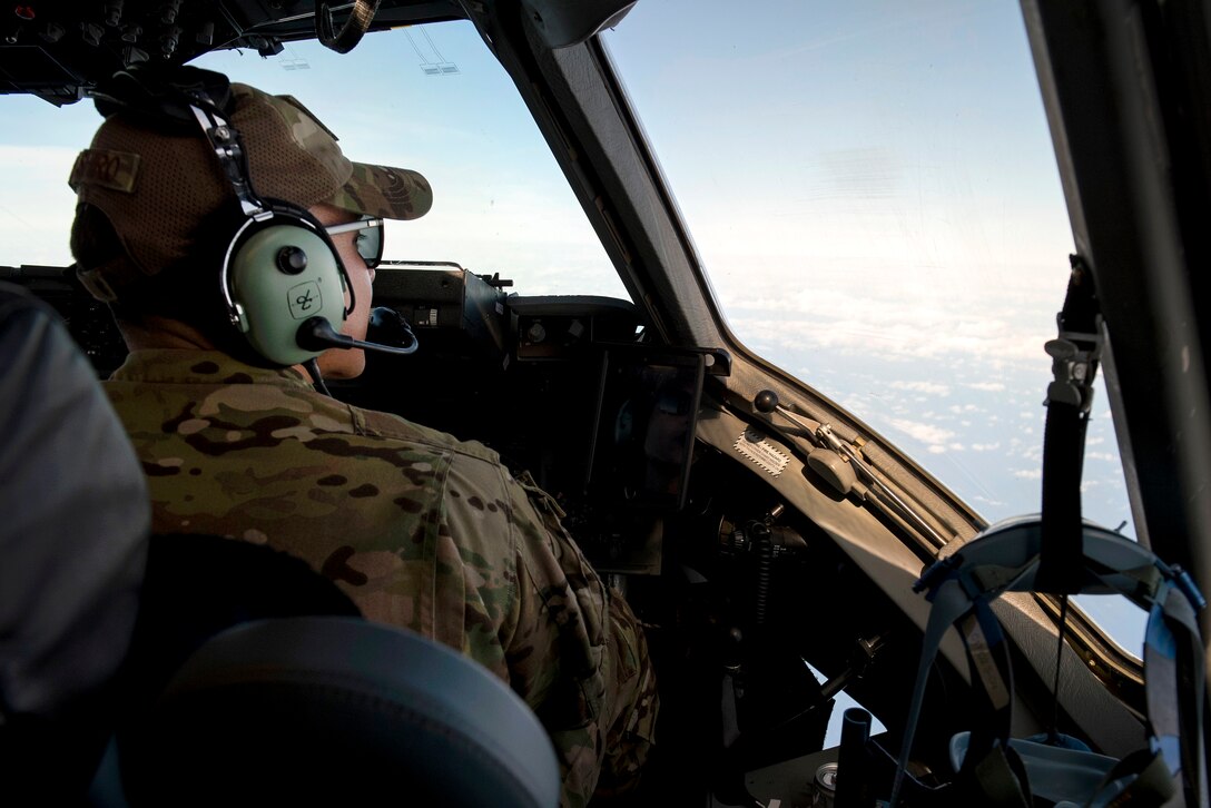 A pilot views the Pacific Ocean from a C-17 Globemaster III.