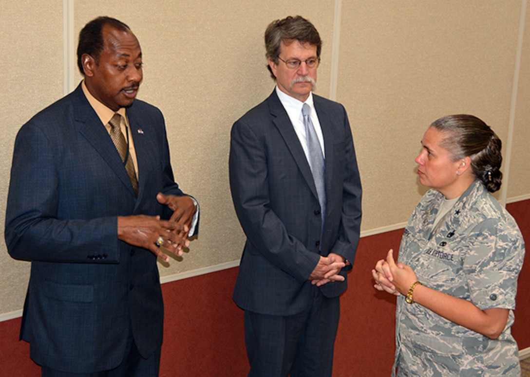 DLA Aviation commander speaks with aviation leaders during Supplier Industry Day