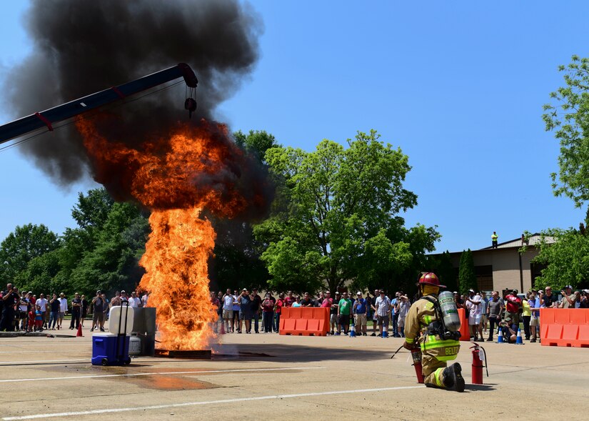 Fort Eustis’ 128th Aviation Brigade hosted a unit safety day at Joint Base Langley-Eustis, Virginia, May 24, 2018. The event highlighted fire, kitchen and cooking safety with a demonstration on the dangers of improperly deep-frying a turkey. (U.S. Air Force photo by Airman 1st Class Monica Roybal)