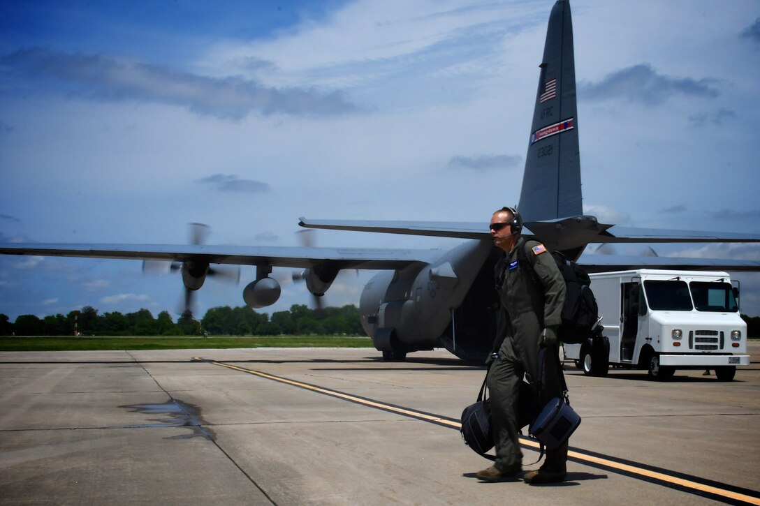 Master Sgt. Joshua Barnaby gives instructions to fellow medical Airmen over the radio headsets as they work through an ERO (engines running offload) utilizing an Air Force Reserve Command C-130 visiting from Youngstown, Ohio.  They perfected nursing and medical technician skills on this off station overnight trainer starting May 19, and finishing the event May 20, 2018 at Scott Air Force Base, Ill.  (U.S. Air Force photo by Lt. Col. Stan Paregien)