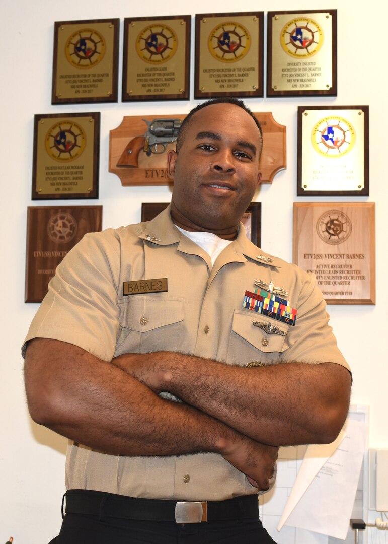 Navy recruiter in the spotlight looking to be a leader in