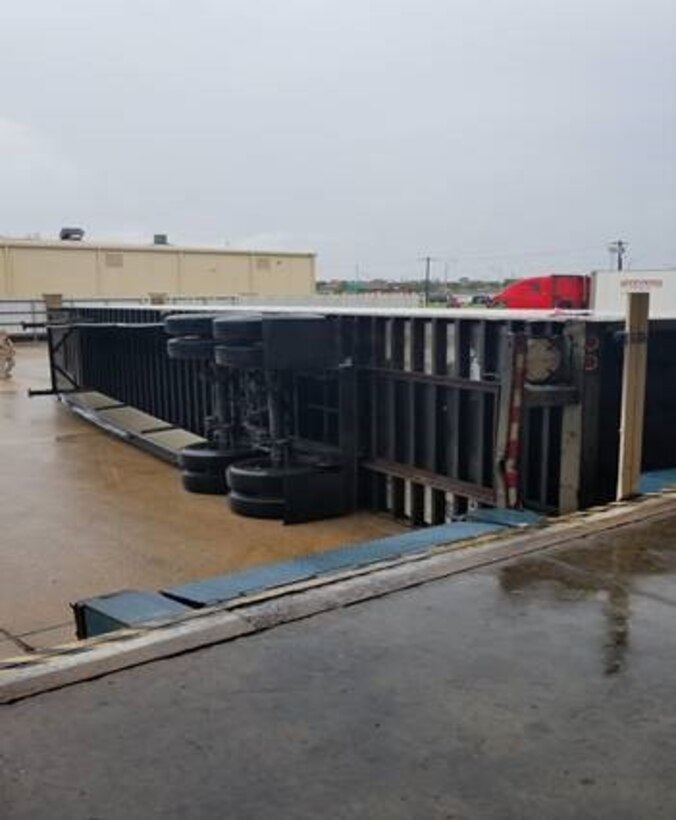 F1 tornado touches down at Oklahoma City distribution center