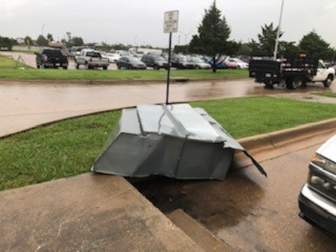 F1 tornado touches down at Oklahoma City distribution center