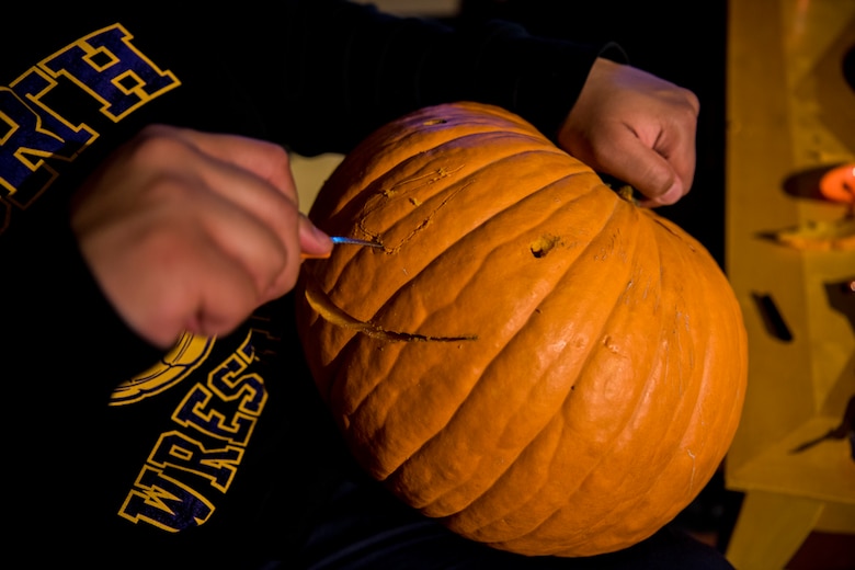 pumpkin carving Halloween