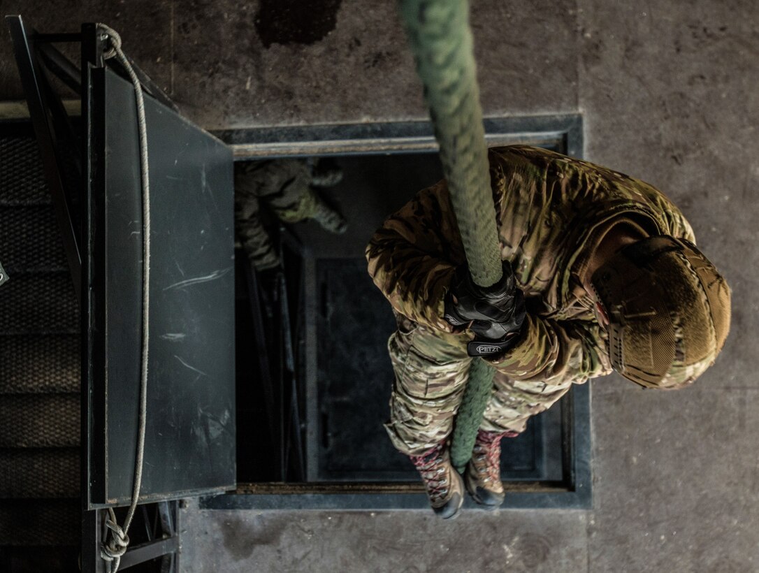 U.S. special operation forces operator fast ropes near Tallinn, Estonia, December 11, 2017 (U.S. Army/Matt Britton)