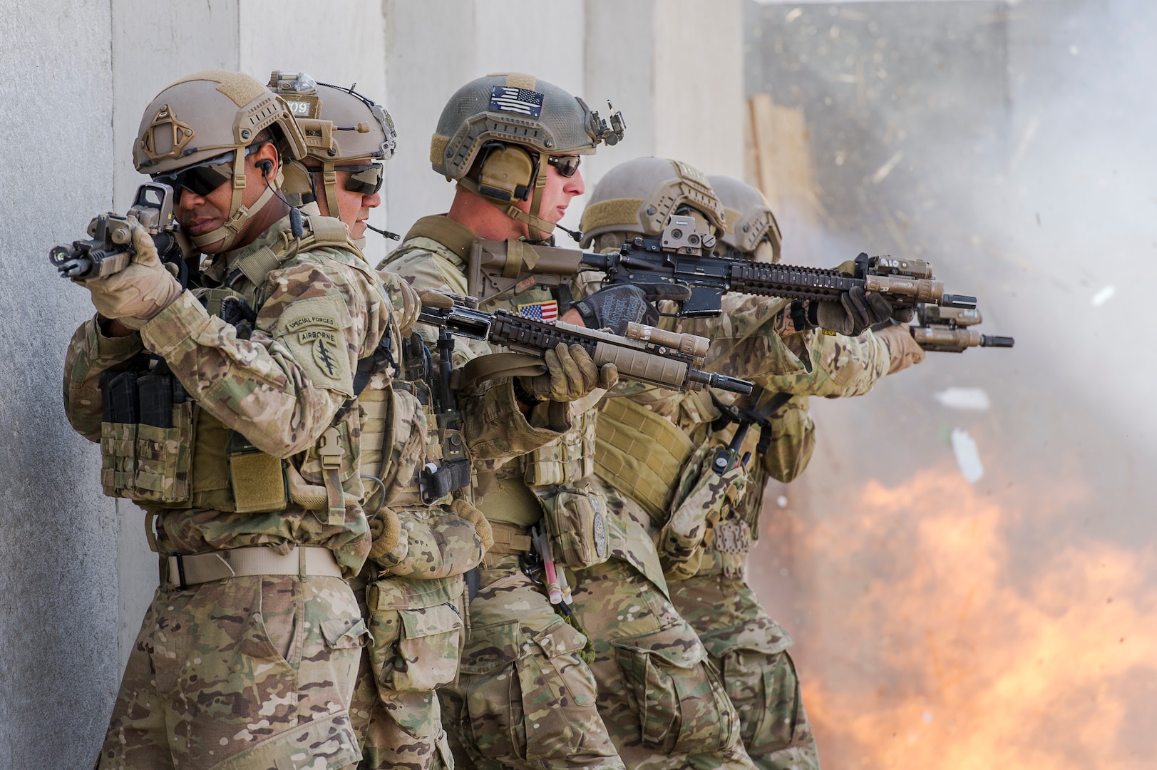 Green Berets assigned to 7th Special Forces Group (Airborne), Operational Detachment-A, prepare to breach entry point during close quarter combat
scenario as part of Exercise 2-16 at Marine Corps Air Ground Combat Center, Twentynine Palms, California, February 10, 2016 (U.S. Air Force/Efren Lopez)