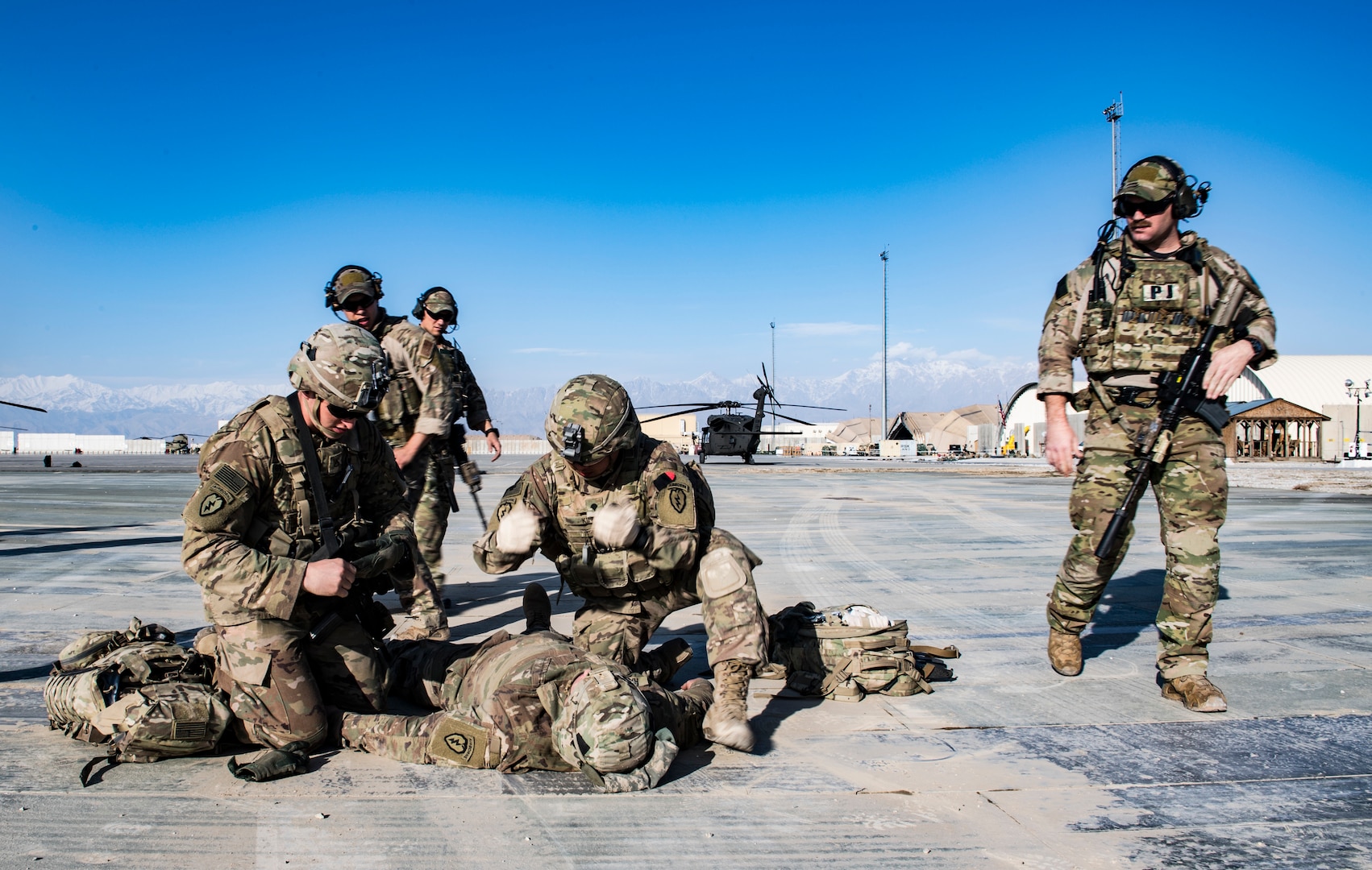 Pararescuemen assigned to 83rd Expeditionary Rescue Squadron observe medical procedures performed by members of U.S. Army Aviation Reaction
Force, Task Force Brawler, on flightline at Bagram Airfield, Afghanistan, February 22, 2018 (U.S. Air Force/Gregory Brook)