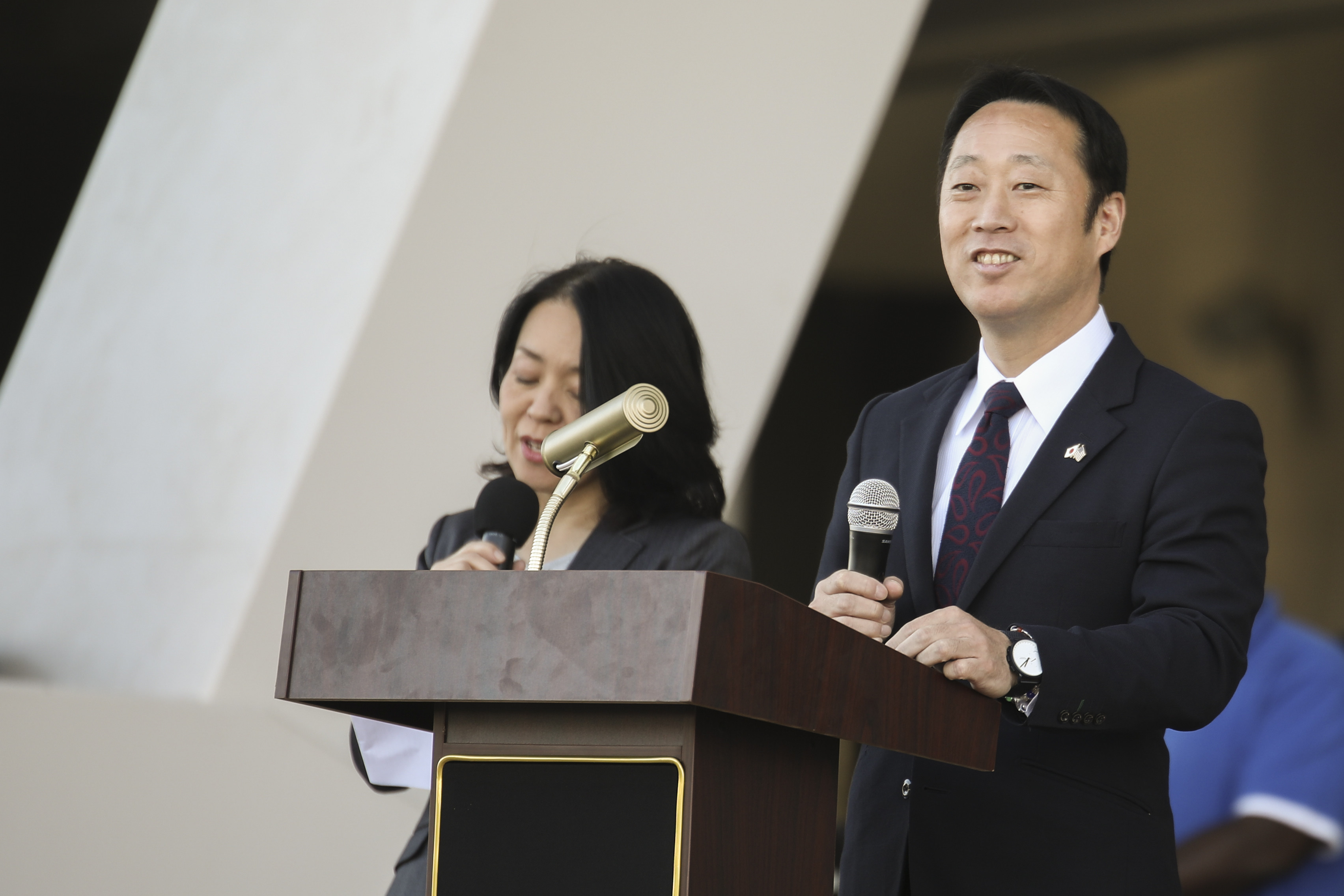 絆スタジアム1周年記念式典にランディー・ジョンソン登場
