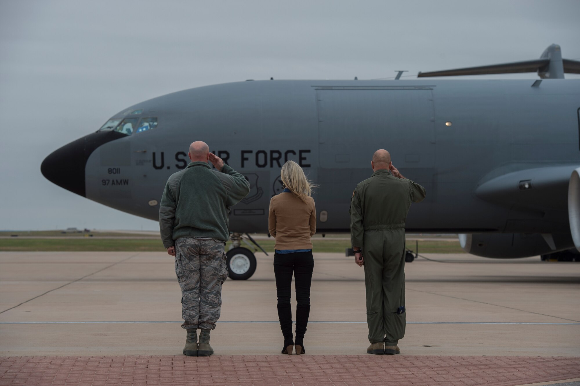 From right to left, U.S. Air Force Col. Eric Carney, 97th Air Mobility Wing commander, Tammy Carney, spouse of Eric Carney, and Chief Master Sgt. Randy Kay II, 97th Air Mobility Wing command chief, welcome the arrival of U.S. Air Force Maj. Gen. Mark Weatherington, Air Education and Training Command deputy commander, Nov. 8, 2018, at Altus Air Force Base, Okla. Weatherington came to Altus to see first-hand progress of the base’s readiness for the KC-46 Pegasus and many other capabilities at the installation. (U.S. Air Force photo by Senior Airman Cody Dowell)