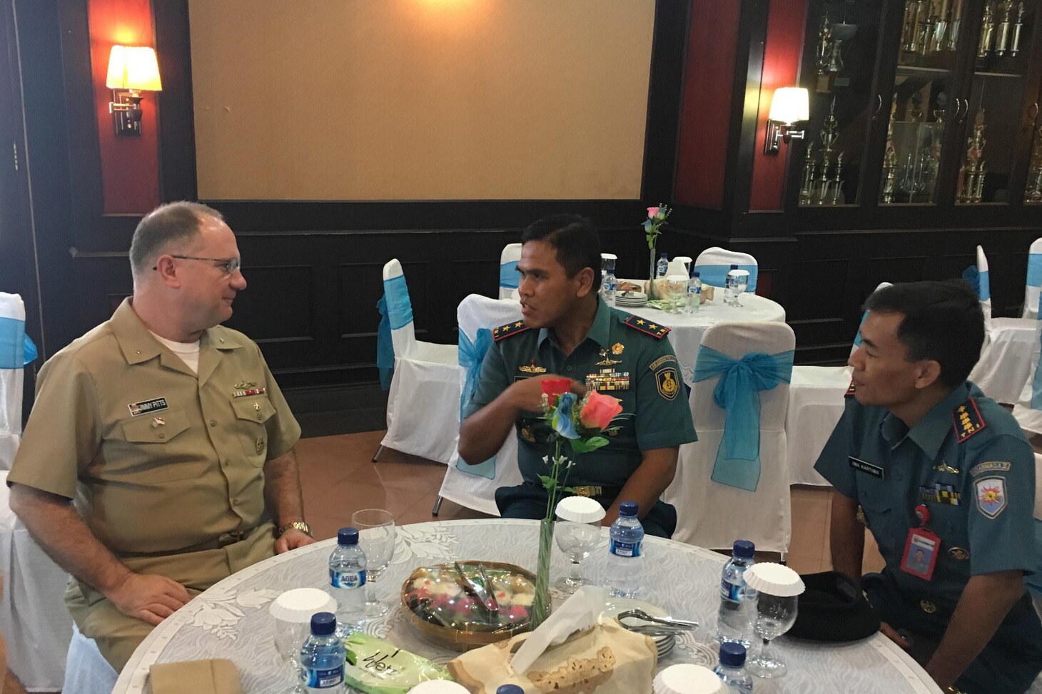 SURABAYA, Indonesia (Nov. 14, 2018) Rear Adm. Jimmy Pitts, left, Commander, Submarine Group 7 and members of his staff meet with Rear Adm. Muhammad Ali, second from right, during U.S.-Indonesia submarine force staff talks in Surabaya. During this week’s staff talks, personnel from both nations will exchange best practices on submarine force tactics and crisis response.