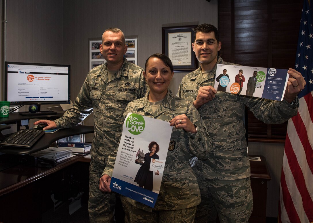 U.S. Air Force Col. Sean Tyler, 633rd Air Base Wing commander makes his Combined Federal Campaign pledge with the assistance of Senior Master Sgt. Erica Rose and 1st Lt. Kevin MoyaMckay, installation campaign managers, at Joint Base Langley-Eustis, Virginia, Oct. 9, 2018.