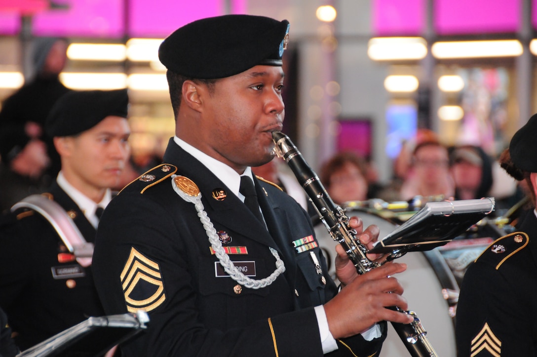 Army band celebrates Veterans Day in Times Square