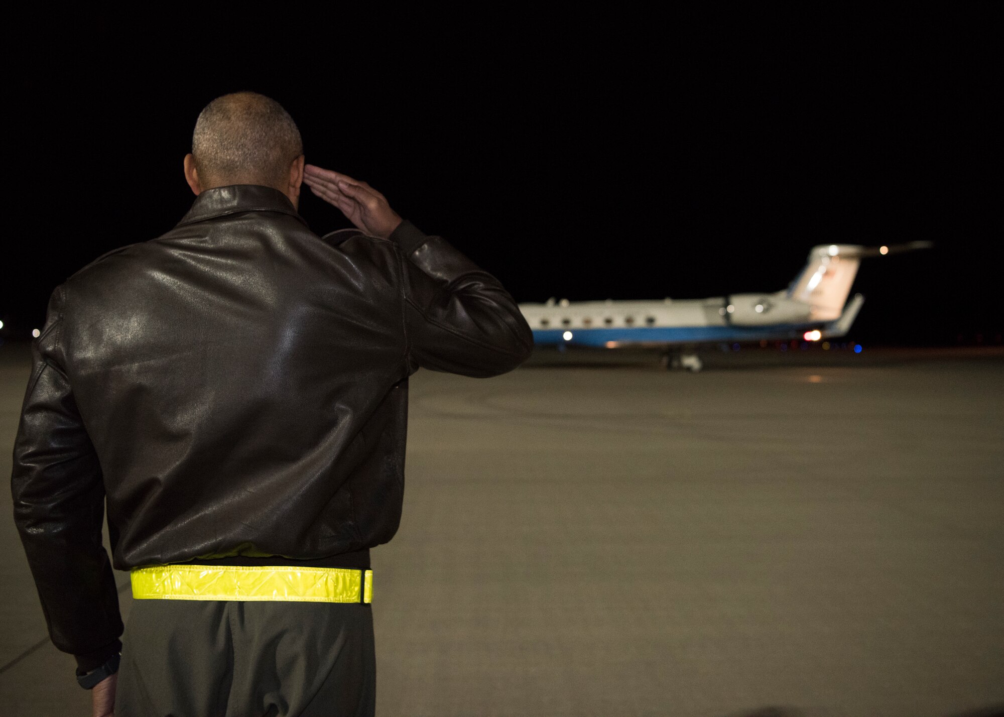 Col. Brian Patterson, 49th Wing vice commander, greets the vice chairman of the Joint Chiefs of Staff upon arrival at Holloman Air Force Base, N.M., November 13, 2018. Gen. Paul Selva, VCJCS, visited Holloman and White Sands Missile Range November 13 to 14 (U.S. Air Force photo by Staff Sgt. BreeAnn Sachs).