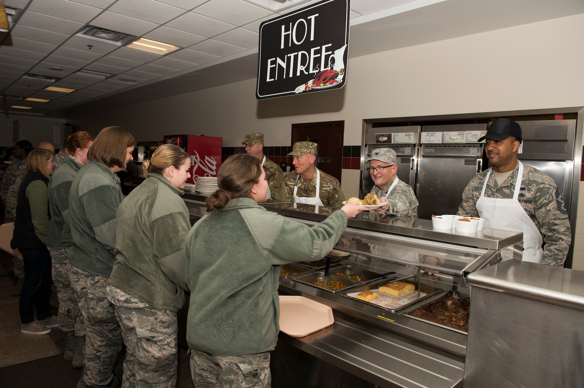 914th and 107th leadership serve Thanksgiving lunch