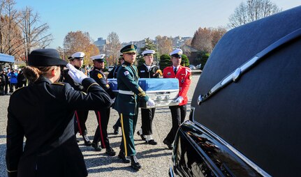 The remains of a United Nations Command service member were repatriated during a ceremony held at U.S. Army Garrison Yongsan, Republic of Korea, Nov. 20, 2018. The remains will be taken to the U.S. Department of Defense POW/MIA Accounting Agency in Hawaii to continue with the identification process. 
2018년 11월 20일, 대한민국, 용산 미군기지에서 거행된 유해송환식에서 유엔군의 유해가 송환되고 있다.
유해의 신원확인 작업이 하와이에 위치한 미 국방부 전쟁포로 및 실종자 확인국에서 진행될 것이다.