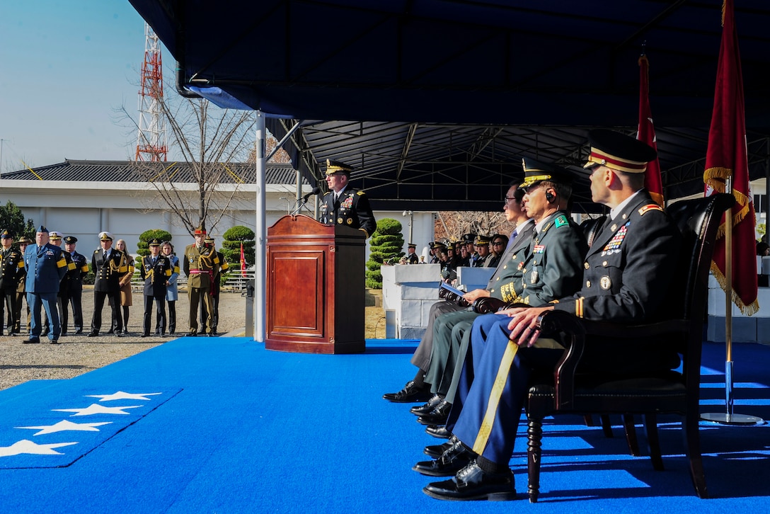 The remains of a United Nations Command service member were repatriated during a ceremony held at U.S. Army Garrison Yongsan, Republic of Korea, Nov. 20, 2018. The remains will be taken to the U.S. Department of Defense POW/MIA Accounting Agency in Hawaii to continue with the identification process. 
2018년 11월 20일, 대한민국, 용산 미군기지에서 거행된 유해송환식에서 유엔군의 유해가 송환되고 있다.
유해의 신원확인 작업이 하와이에 위치한 미 국방부 전쟁포로 및 실종자 확인국에서 진행될 것이다.