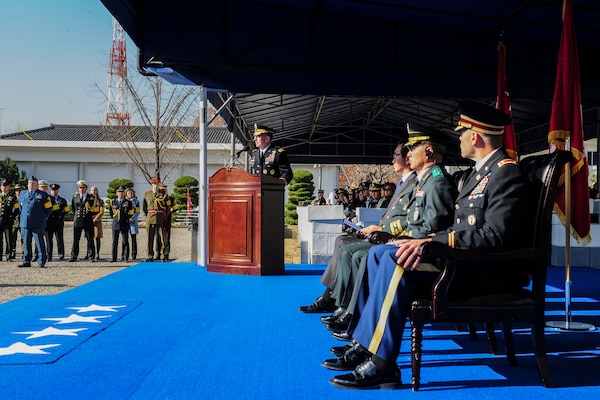 The remains of a United Nations Command service member were repatriated during a ceremony held at U.S. Army Garrison Yongsan, Republic of Korea, Nov. 20, 2018. The remains will be taken to the U.S. Department of Defense POW/MIA Accounting Agency in Hawaii to continue with the identification process. 
2018년 11월 20일, 대한민국, 용산 미군기지에서 거행된 유해송환식에서 유엔군의 유해가 송환되고 있다.
유해의 신원확인 작업이 하와이에 위치한 미 국방부 전쟁포로 및 실종자 확인국에서 진행될 것이다.