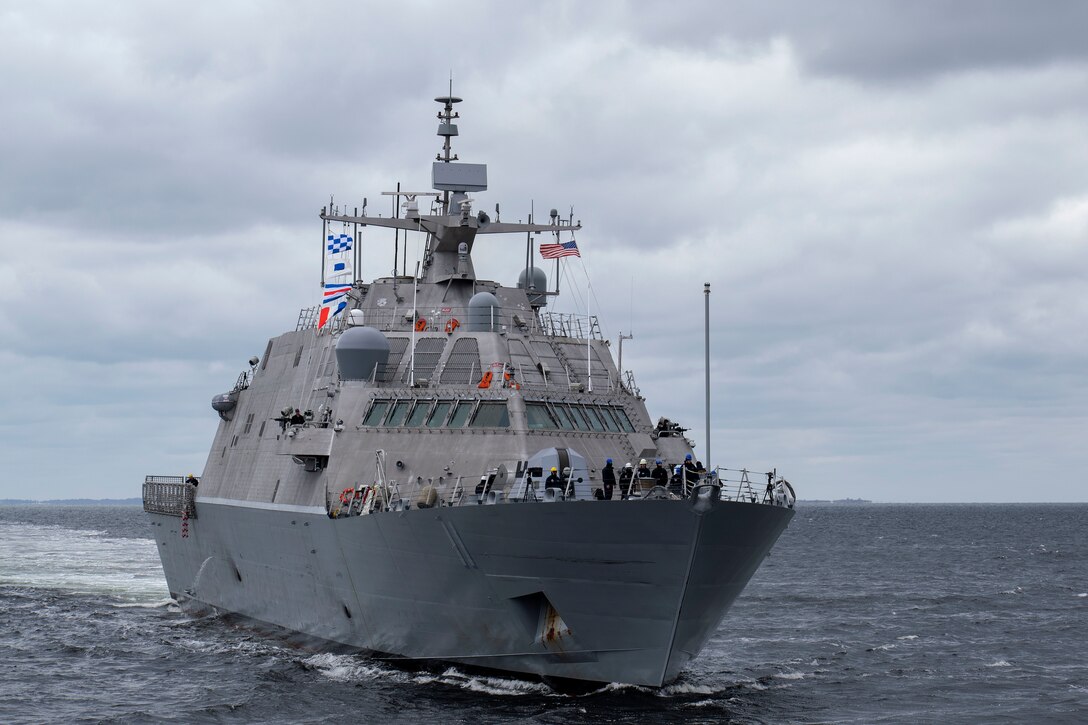 The USS Sioux City transits the Thames River in Connecticut.