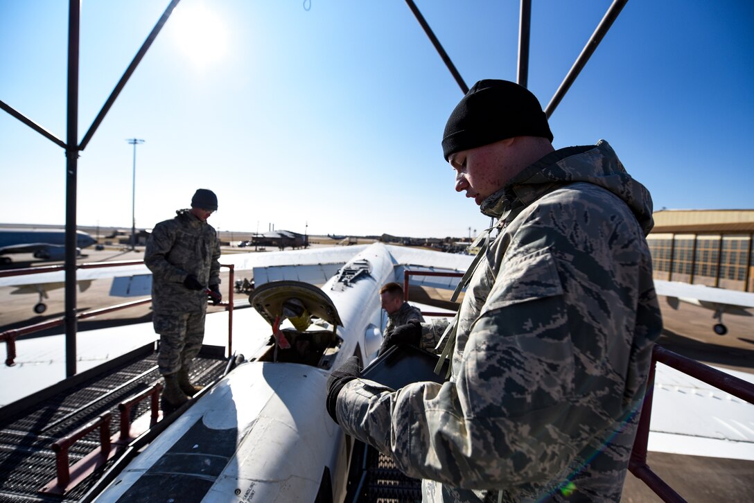 Sheppard Airmen work on trainer jets