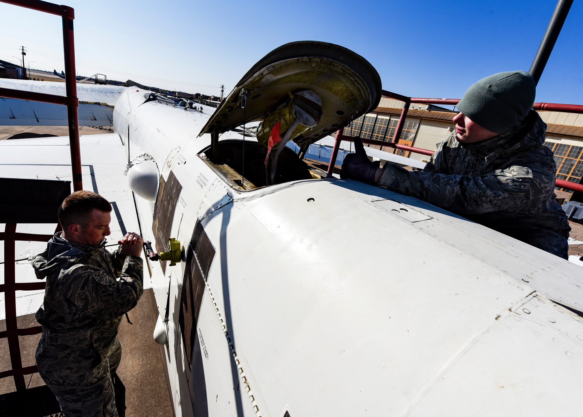 Sheppard Airmen work on trainer jets