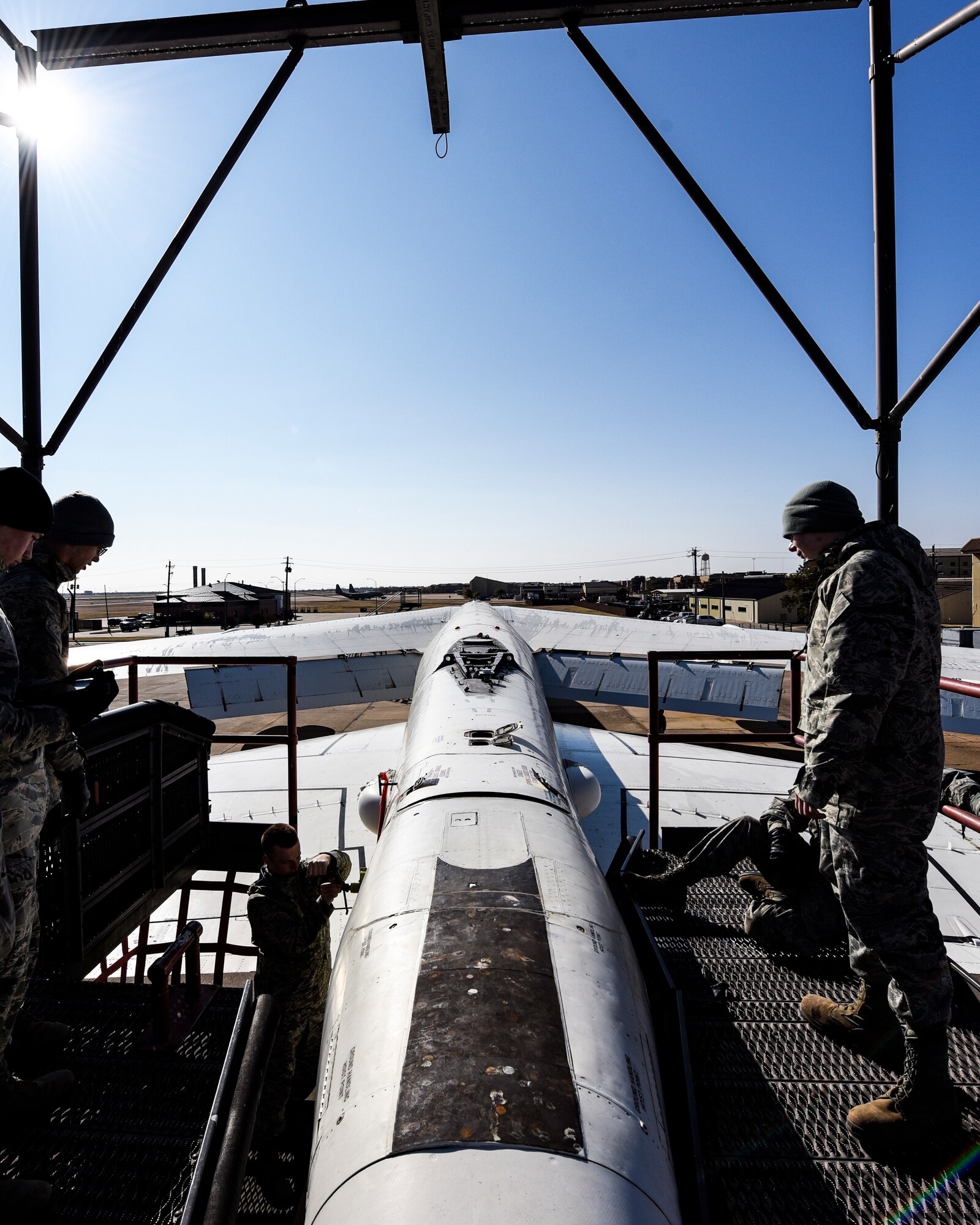 Sheppard Airmen work on trainer jets