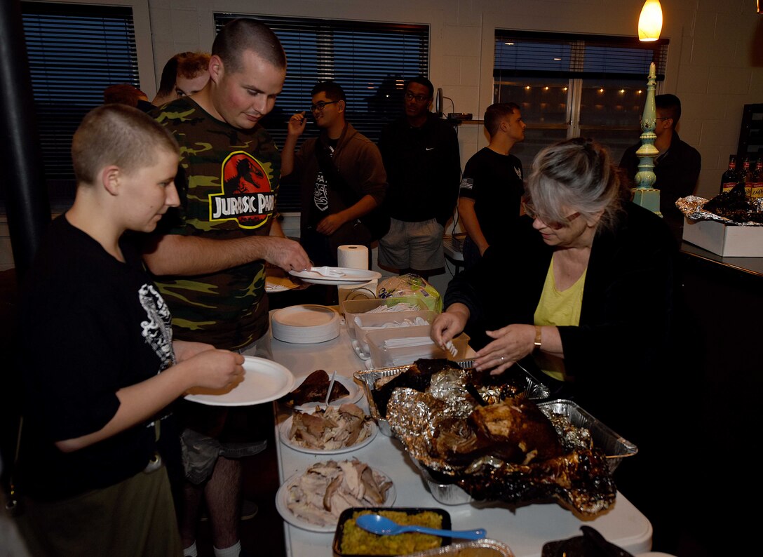Giving thanks, Abilene community serves Dyess Airmen