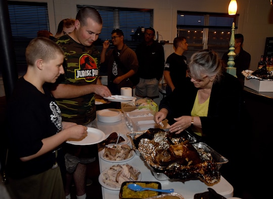 Giving thanks, Abilene community serves Dyess Airmen