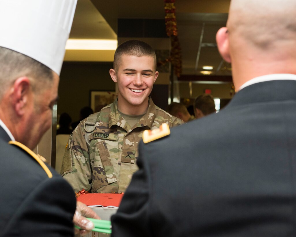 A U.S. Army Soldier assigned to the 128th Aviation Brigade talks to senior leaders before getting his Thanksgiving meal at Joint Base Langley-Eustis, Virginia, Nov. 22, 2018.