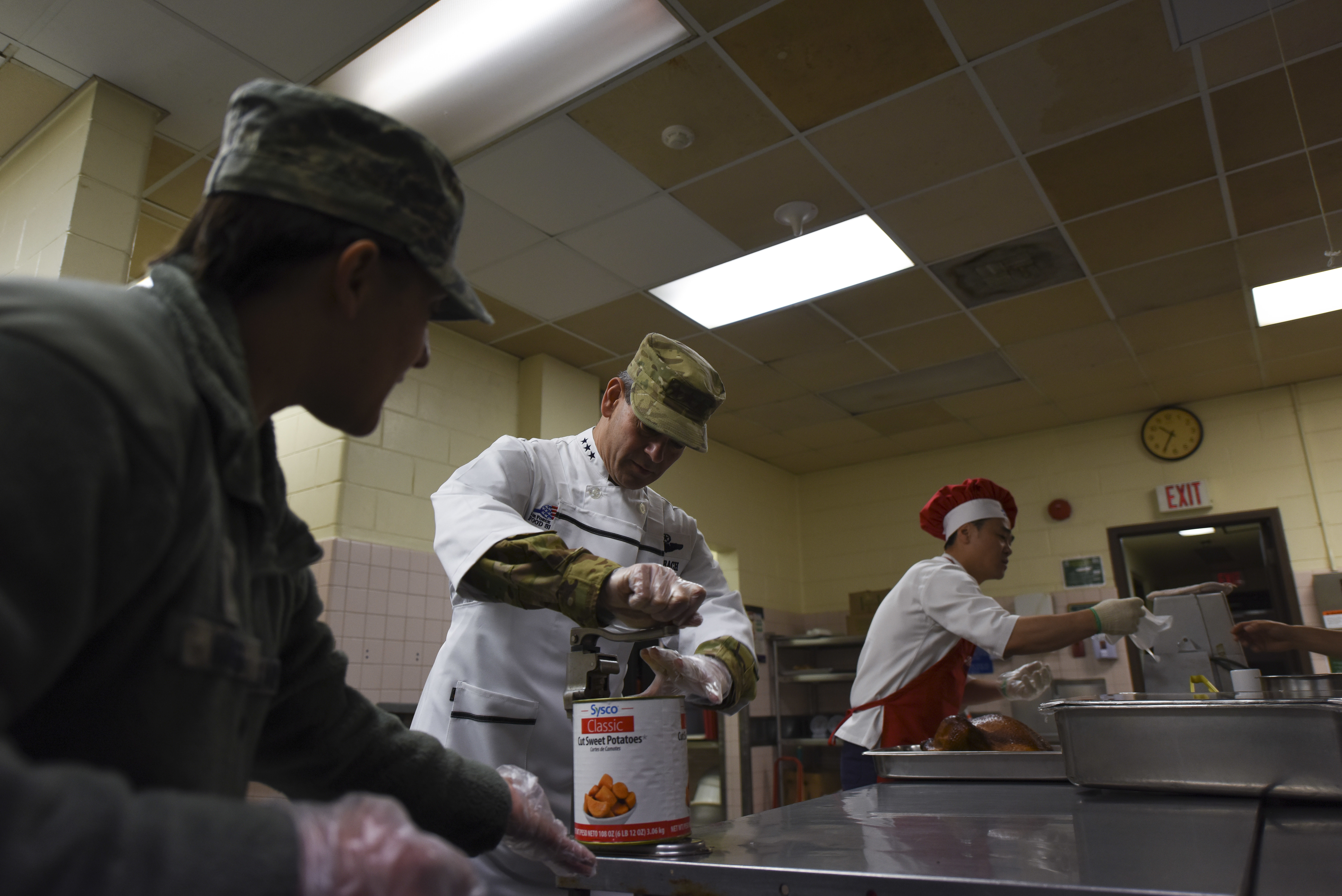 7th Af 8 Fw Leaders Serve Thanksgiving