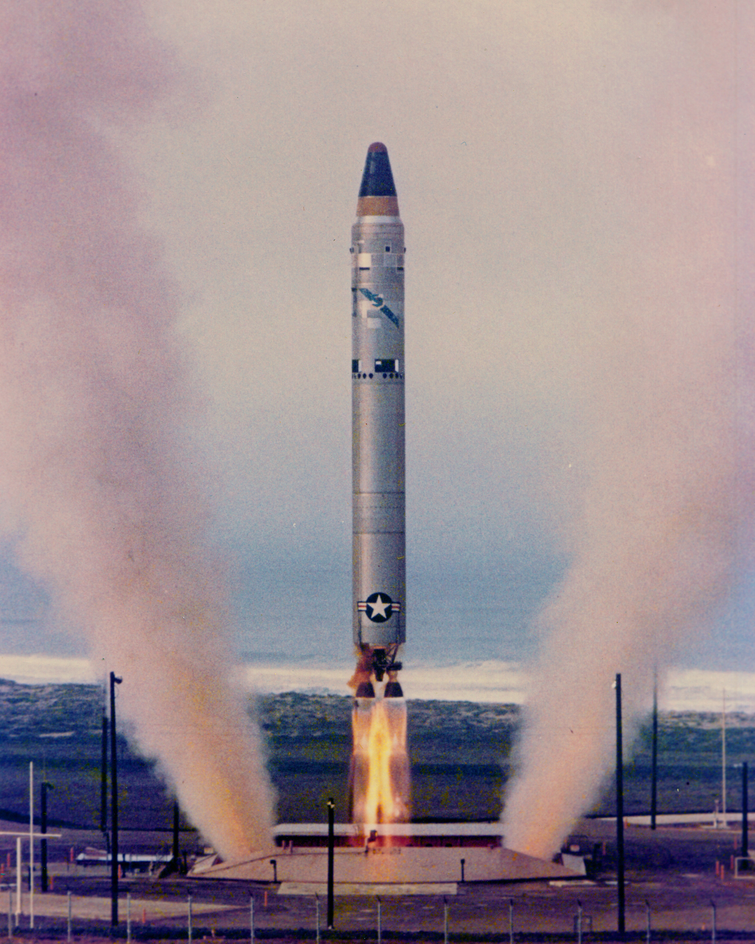 Ракетное горючее. Боеголовка Минитмен 3. Minuteman III старт. Реактивная ракета. Твердотопливная ракета.