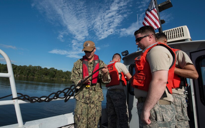 Sailors navigate Airmen through joint boating course > Joint Base