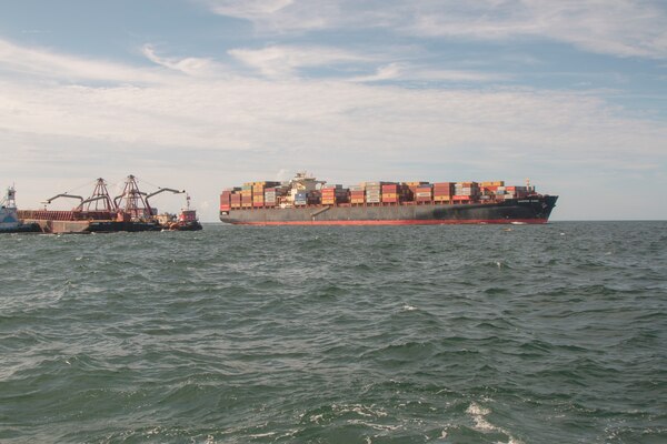 Container ship with dredges