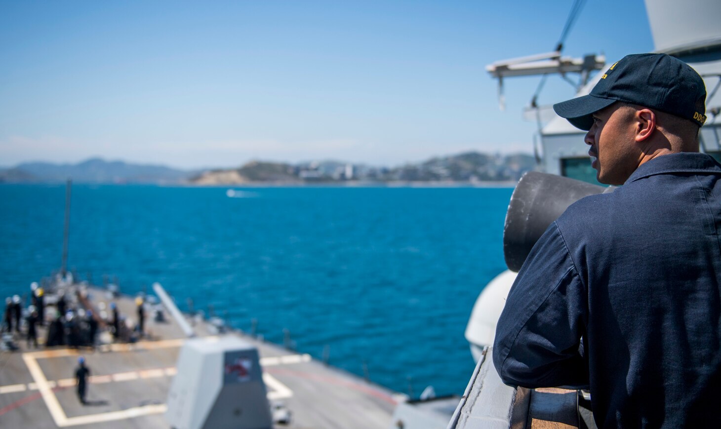 PORT MORESBY, Papua New Guinea (Oct. 6, 2018) Chief Fire Controlman Ryan Patricio stands lookout watch aboard the Arleigh-Burke class guided-missile destroyer USS Michael Murphy (DDG 112) arrives in Papua New Guinea. As the first U.S. Navy ship to visit Port Moresby since USS Comstock (LSD 45) in 2017, Michael Murphy arrives as the nation prepares to host the Asia-Pacific Economic Cooperation (APEC) Leaders’ Summit for the first time in Nov. 2018. Michael Murphy is forward-deployed to the U.S. 7th Fleet area of operations in support of security and stability in the Indo-Pacific region.