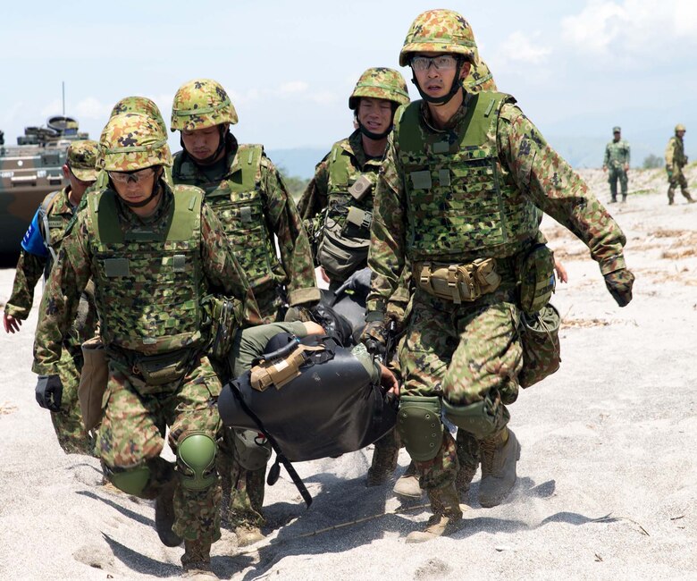 フィリピンで実施されている米比軍共同訓練「カマンダグ」に、陸上自衛隊の水陸起動団も参加し、人道支援のシナリオに対応し、水陸両用車により人員や資源の搬送を支援しました。